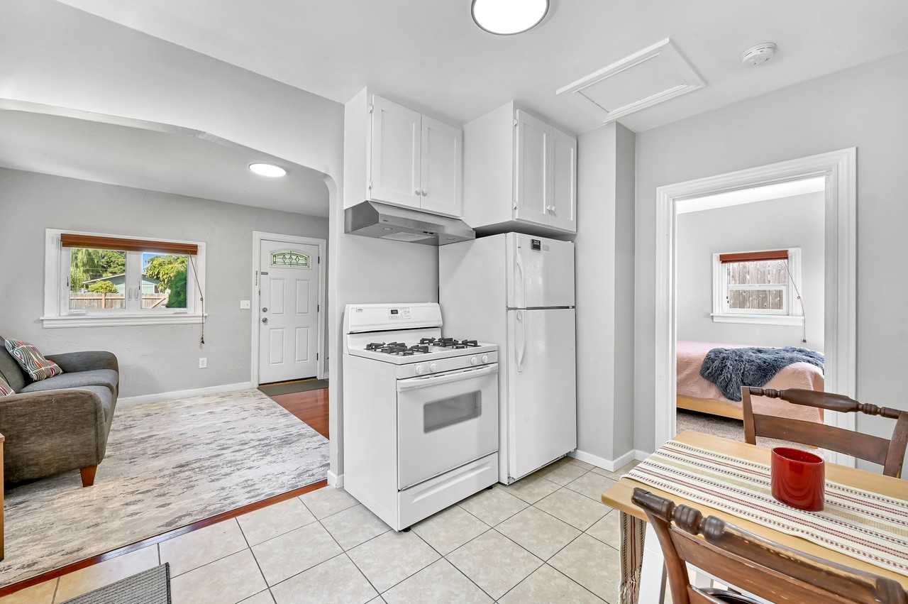 2318 Pacific St - Photo 5 of 20