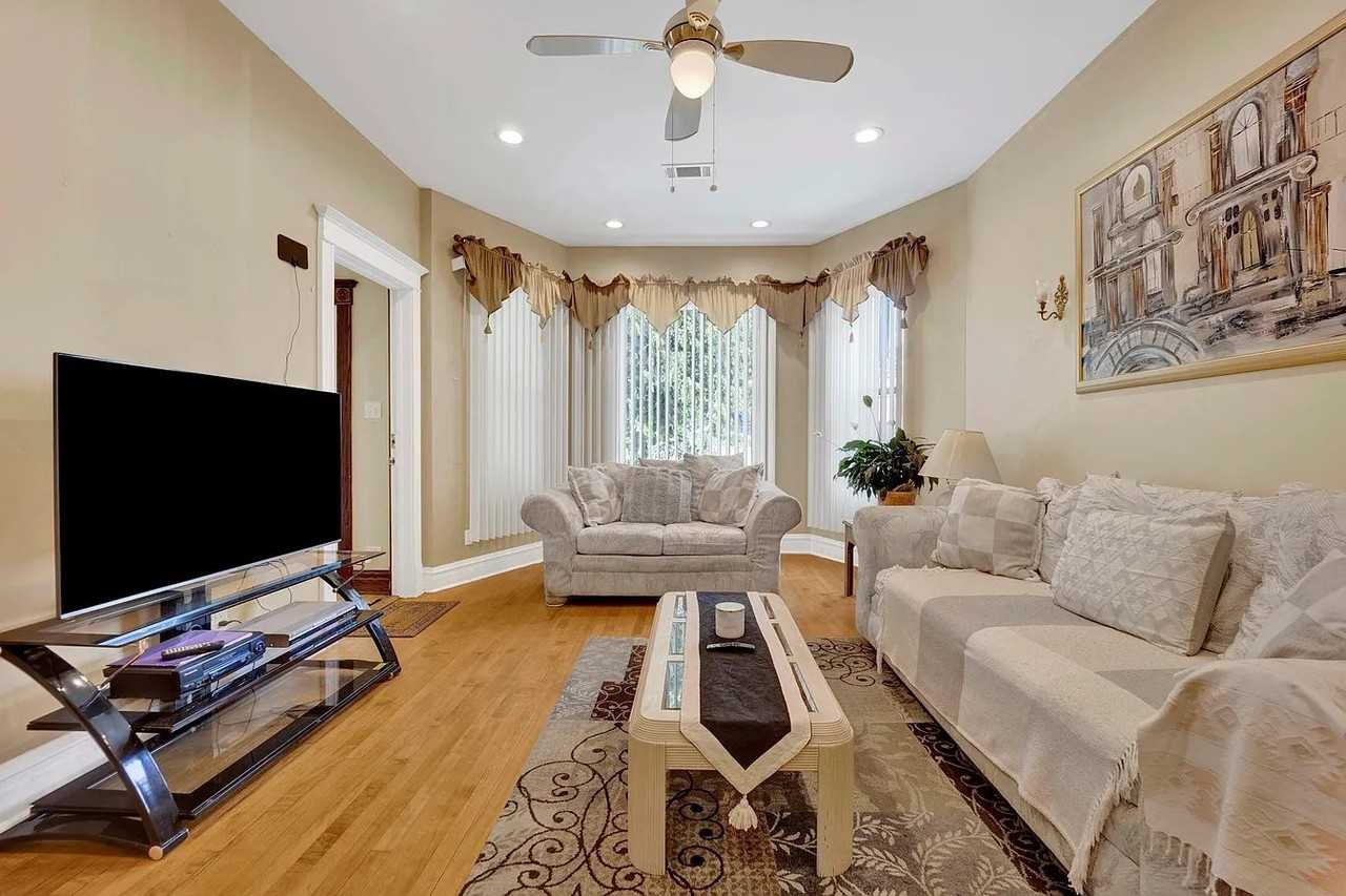 4143 W Roscoe St #1 - Photo 3 of 19