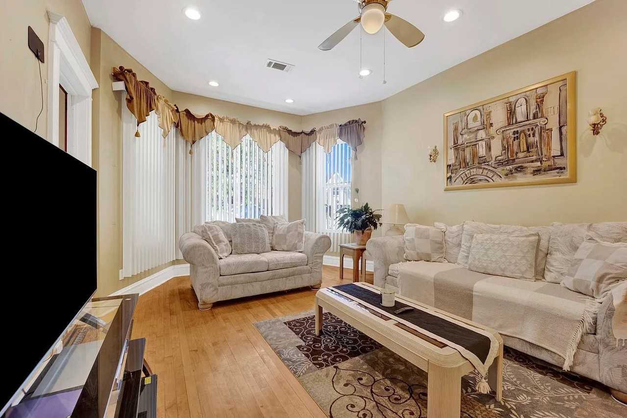 4143 W Roscoe St #1 - Photo 4 of 19