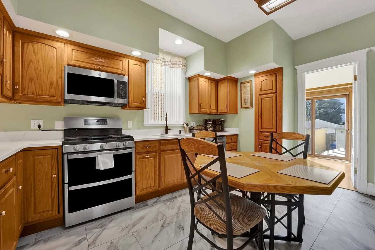 4143 W Roscoe St #1 - Photo 6 of 19