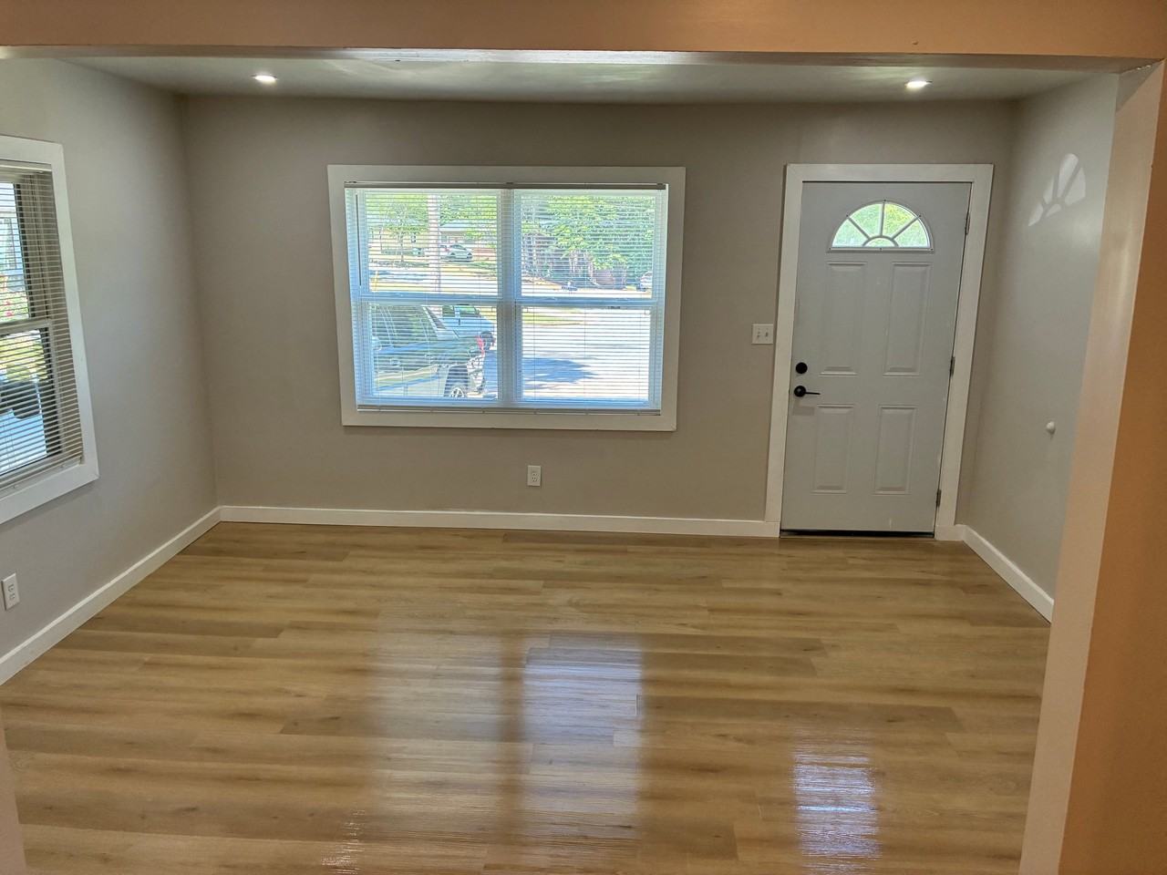 6109 Oakwood Cir Sw - Photo 2 of 12