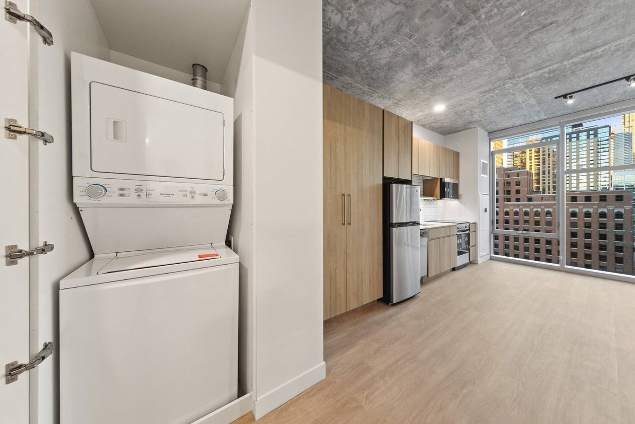 202 W Institute Pl - Photo 5 of 20
