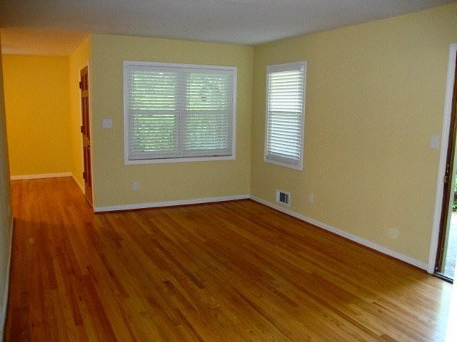2156 Arlington Ave Ne - Photo 4 of 8