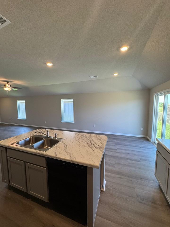 621 W Fountain St - Photo 6 of 14