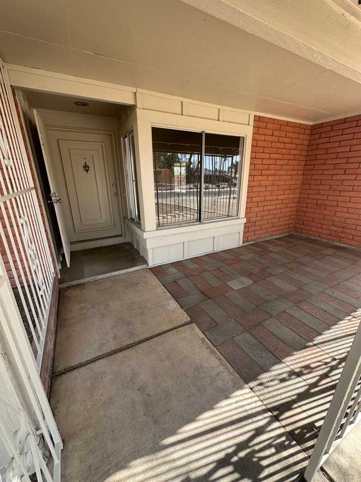 7282 N Meredith Blvd - Photo 3 of 16