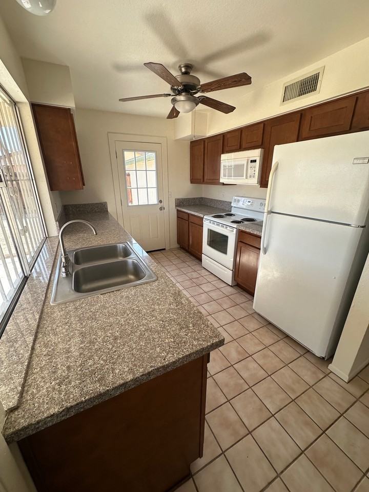7282 N Meredith Blvd - Photo 5 of 16