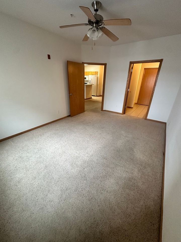 Manchester Place Apartments - Photo 3 of 13