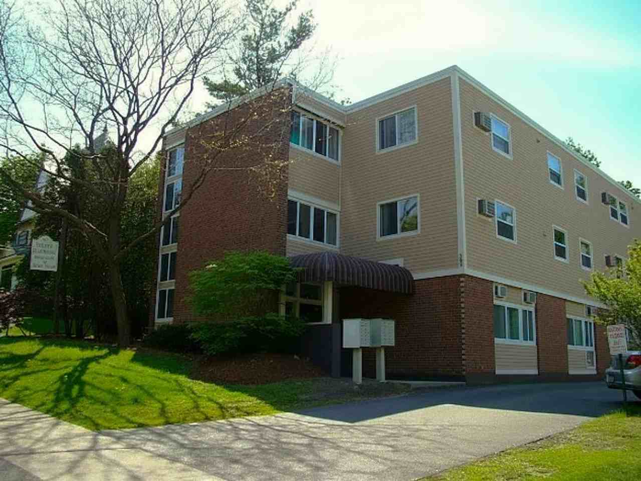 383 College Street - Photo 7 of 11