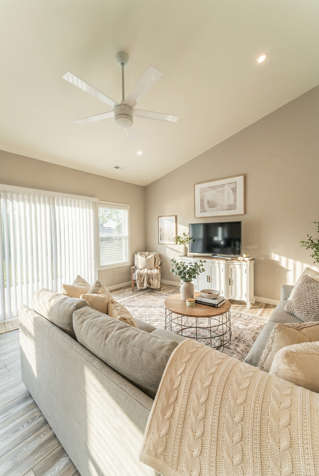 179 Lakeshore Ct #NA - Photo 2 of 9