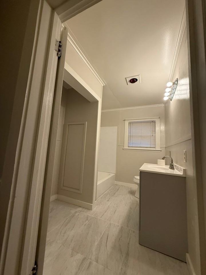 313 Saint Thomas St - Photo 2 of 17