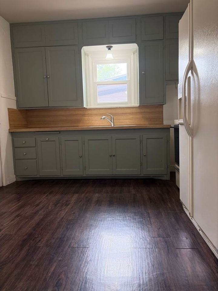 2113 22nd St - Photo 4 of 13