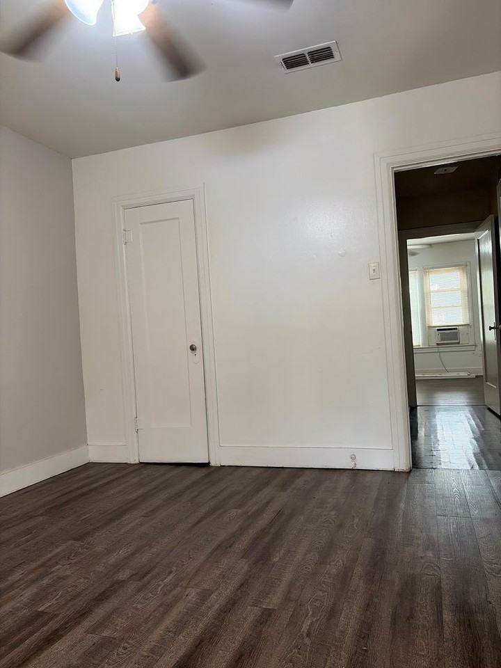 2113 22nd St - Photo 7 of 13