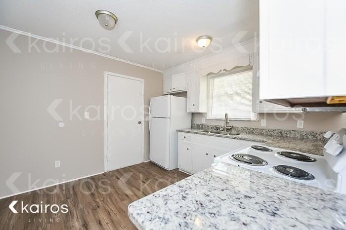 313 Shoreditch Dr - Photo 6 of 13