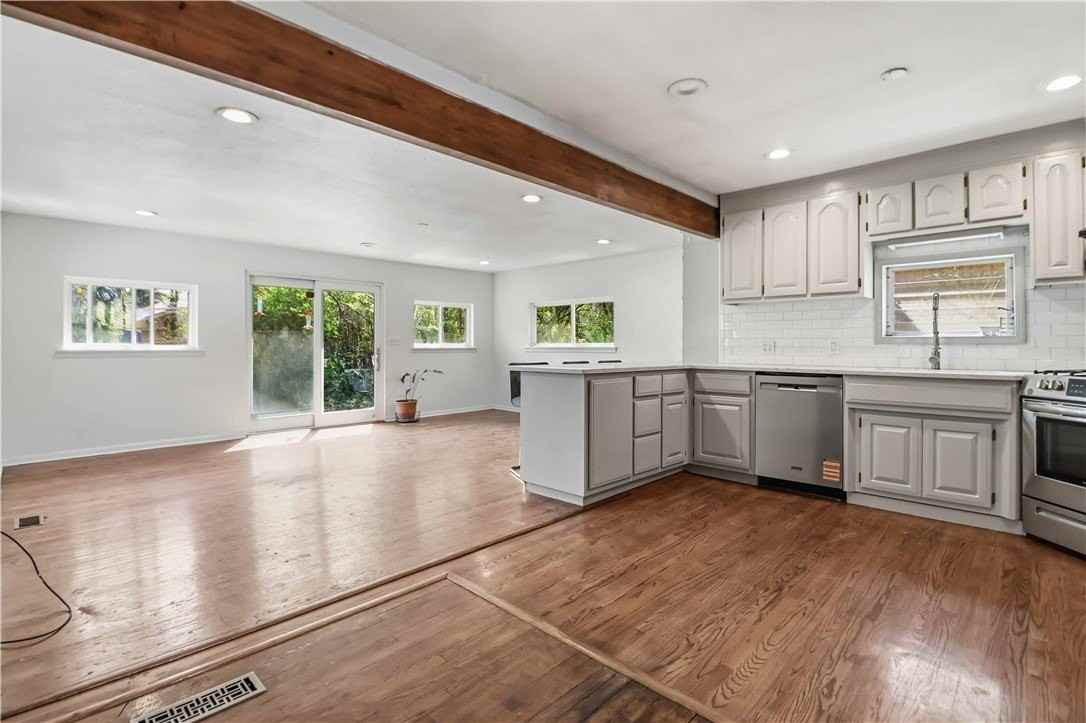 545 E North St - Photo 6 of 25