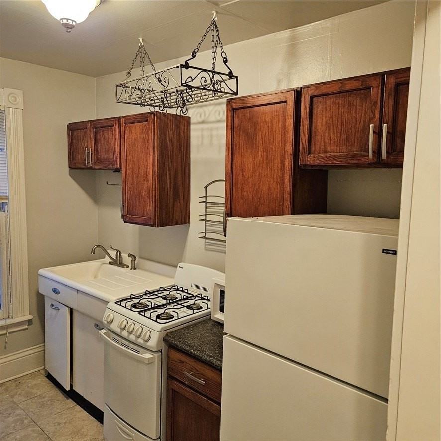 108 Boardman St - Photo 3 of 18