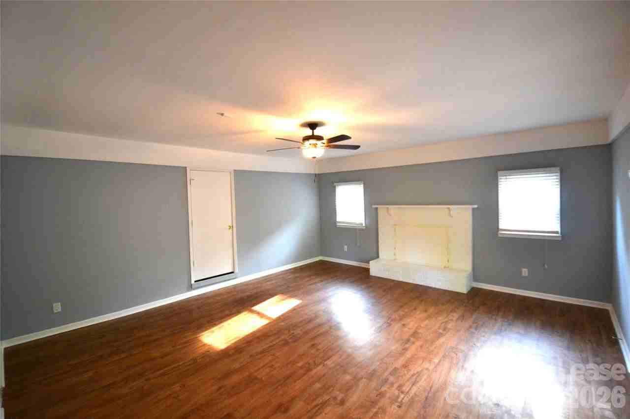 501 White Oak Ln - Photo 3 of 38