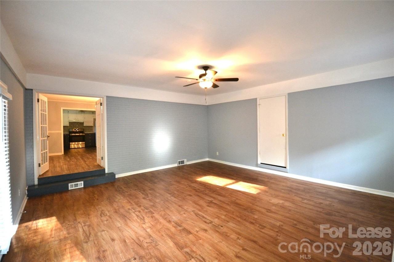 501 White Oak Ln - Photo 4 of 38