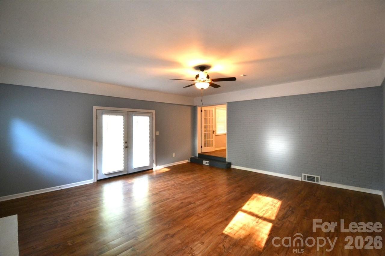501 White Oak Ln - Photo 5 of 38