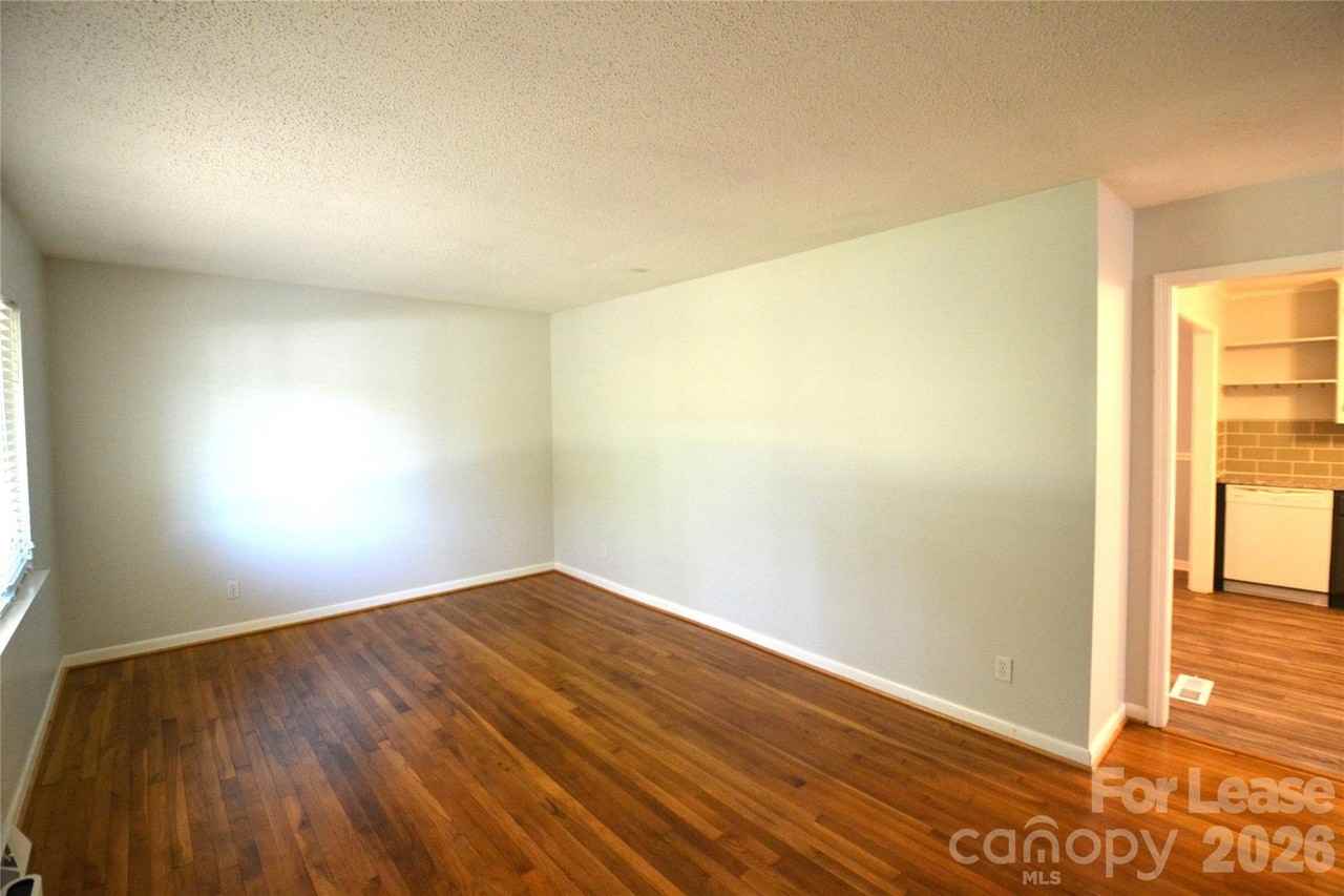 501 White Oak Ln - Photo 6 of 38