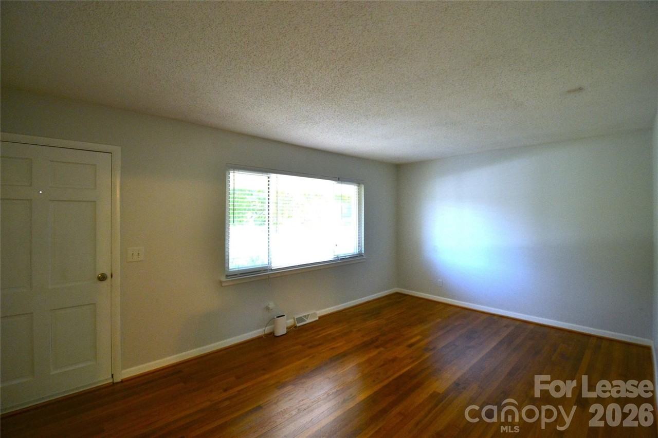 501 White Oak Ln - Photo 7 of 38