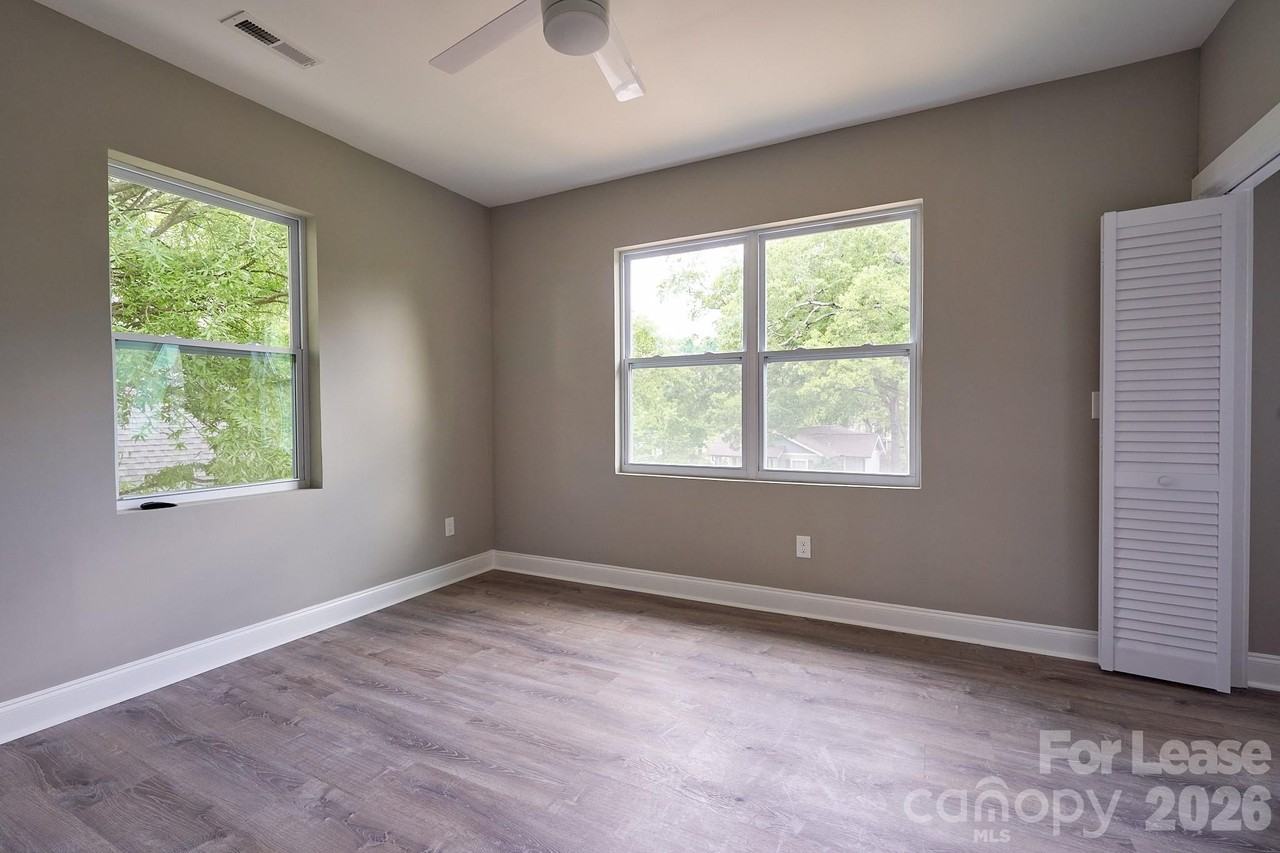 217 Circle Ave - Photo 4 of 8