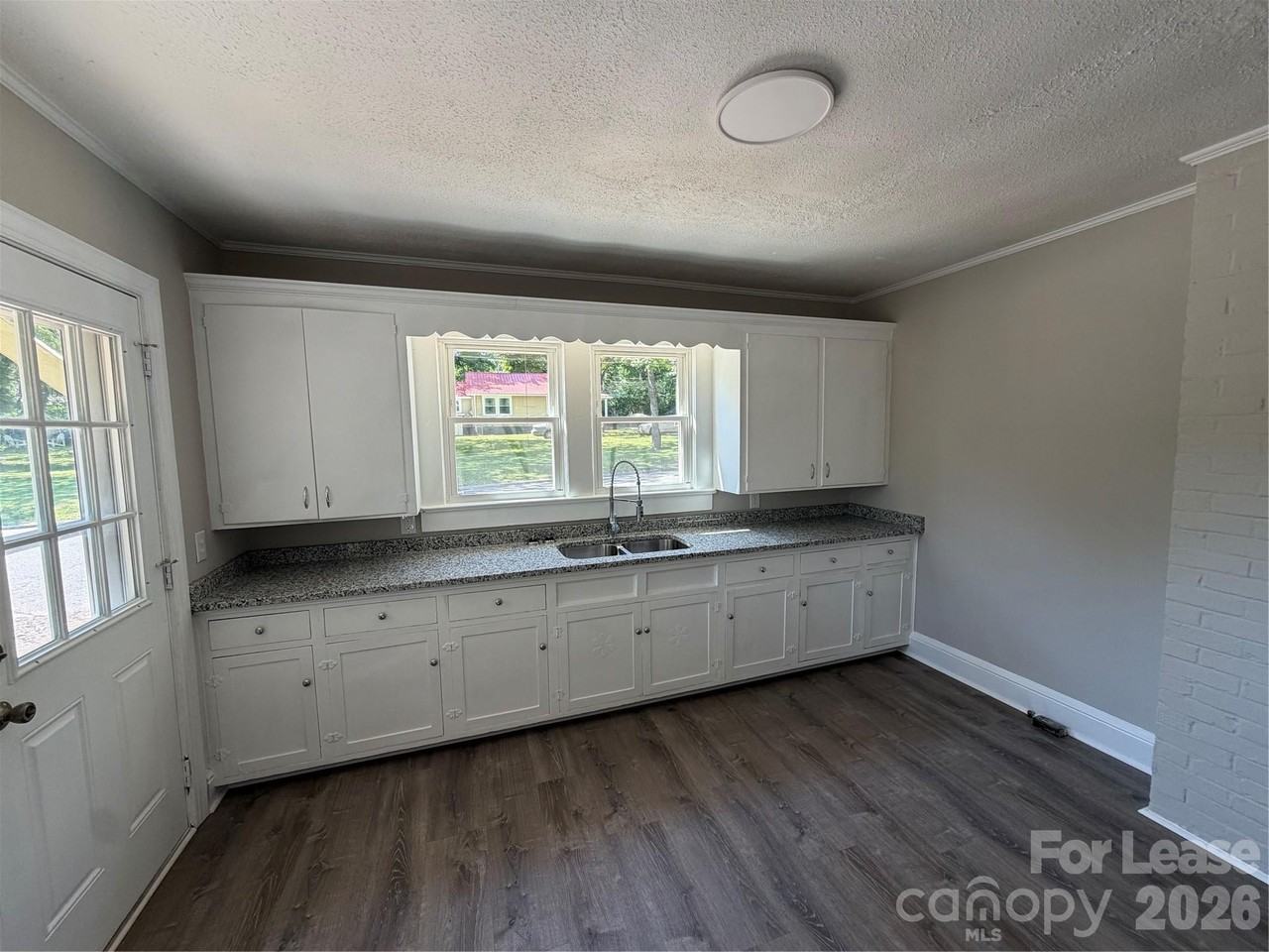 704 N Miller Ave - Photo 3 of 11