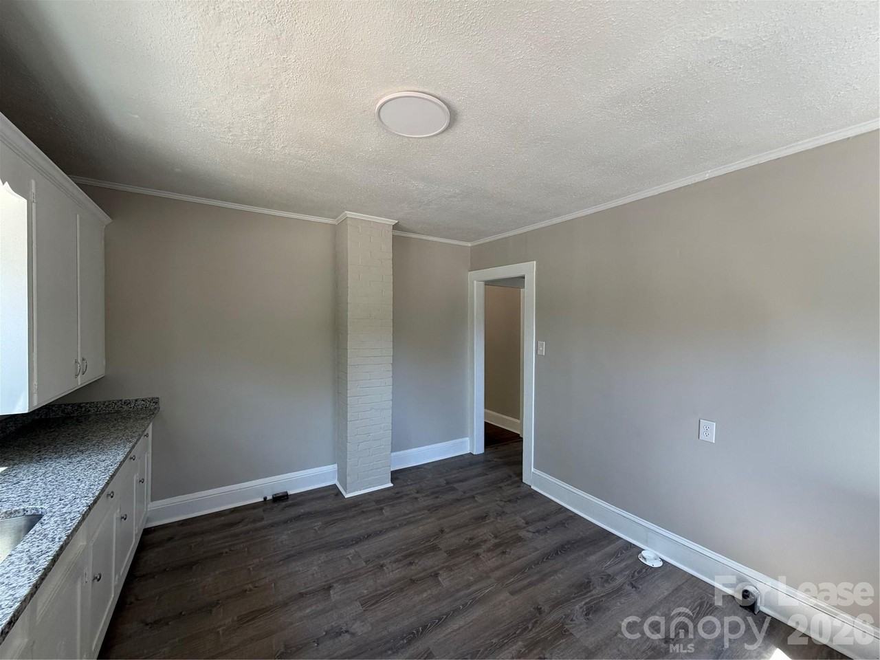 704 N Miller Ave - Photo 4 of 11