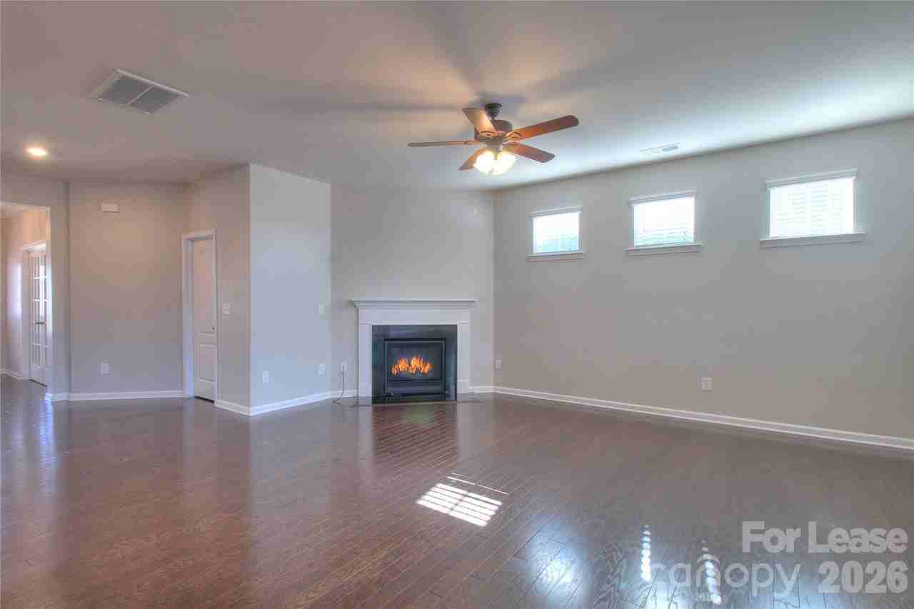 4008 Silverwood Dr - Photo 4 of 41
