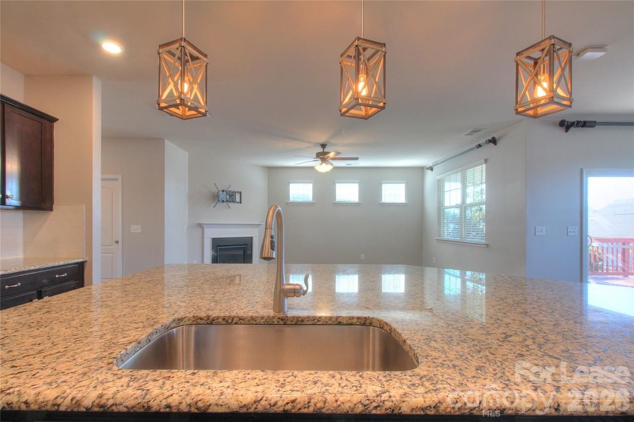 4008 Silverwood Dr - Photo 7 of 41