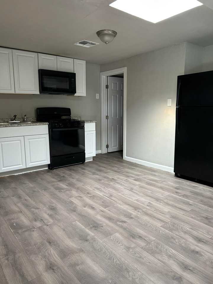 210 W Blacklidge Dr #1 - Photo 3 of 10