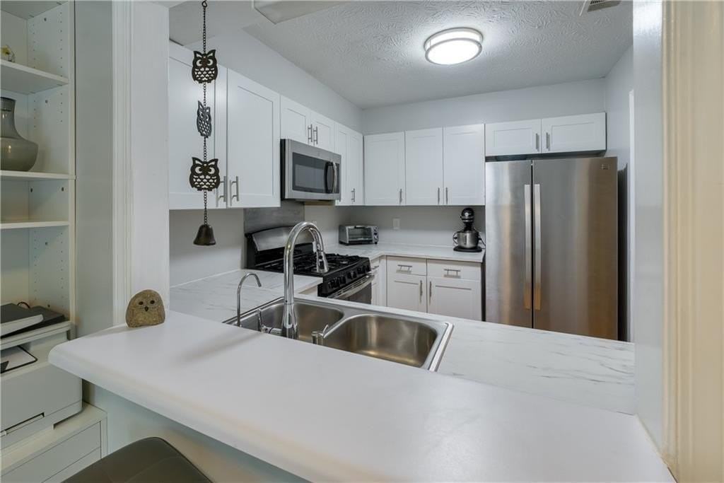 1445 Oakridge Cir - Photo 4 of 23