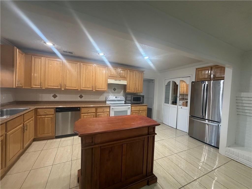 981 Woodward Park Dr - Photo 4 of 24