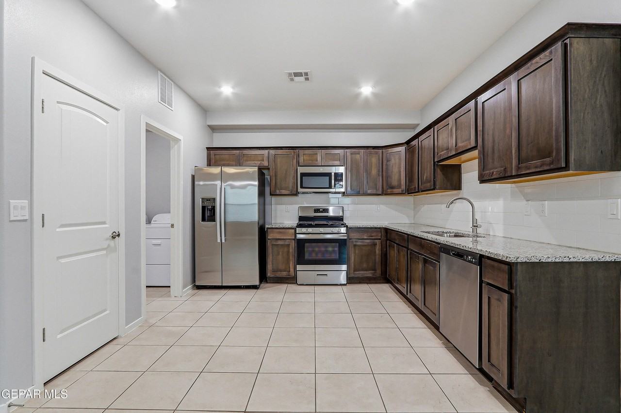 11500 Summer Dr #B - Photo 4 of 50
