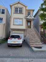 featured image of 1028 Bond St #2