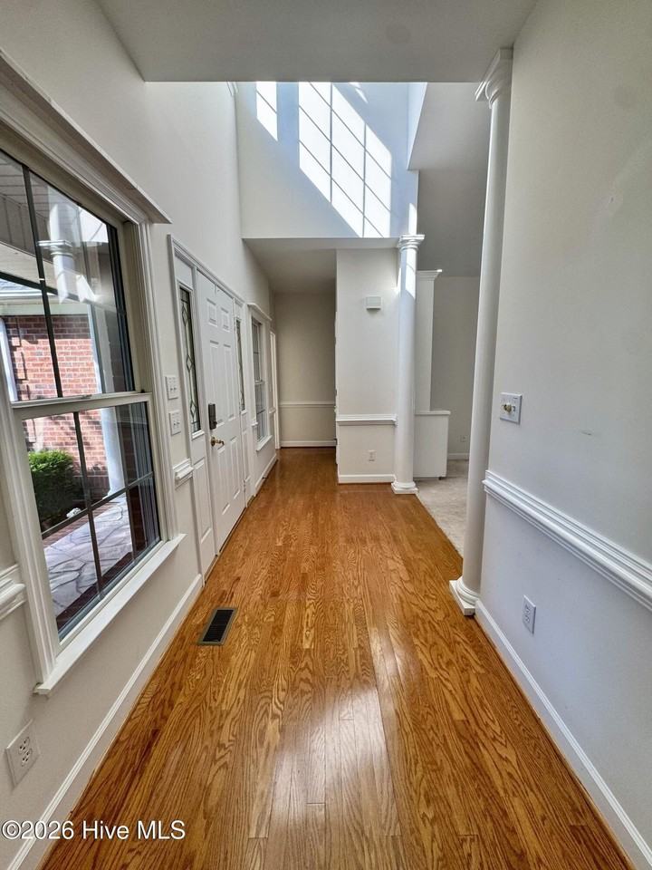 513 Alexis Dr - Photo 4 of 33