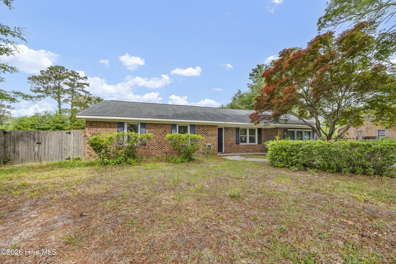 917 Wordsworth Dr - Photo 2 of 20
