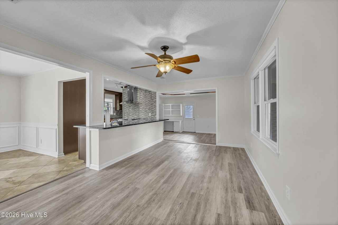 917 Wordsworth Dr - Photo 3 of 20
