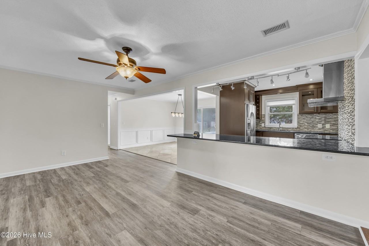 917 Wordsworth Dr - Photo 4 of 20