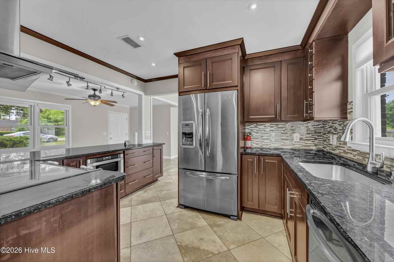 917 Wordsworth Dr - Photo 5 of 20