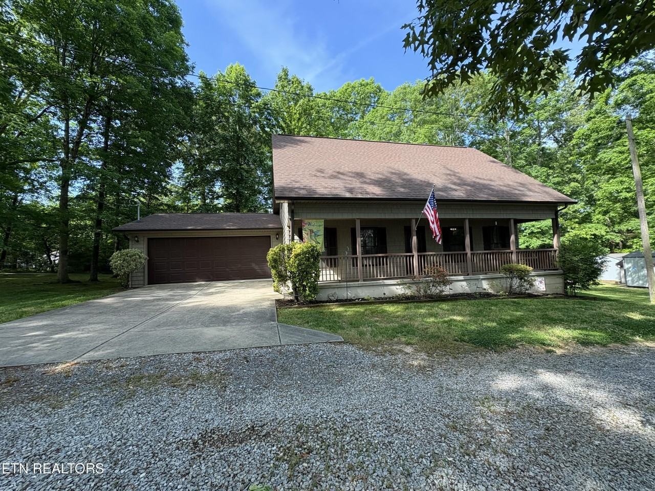 162 Bayside Dr - Photo 2 of 33