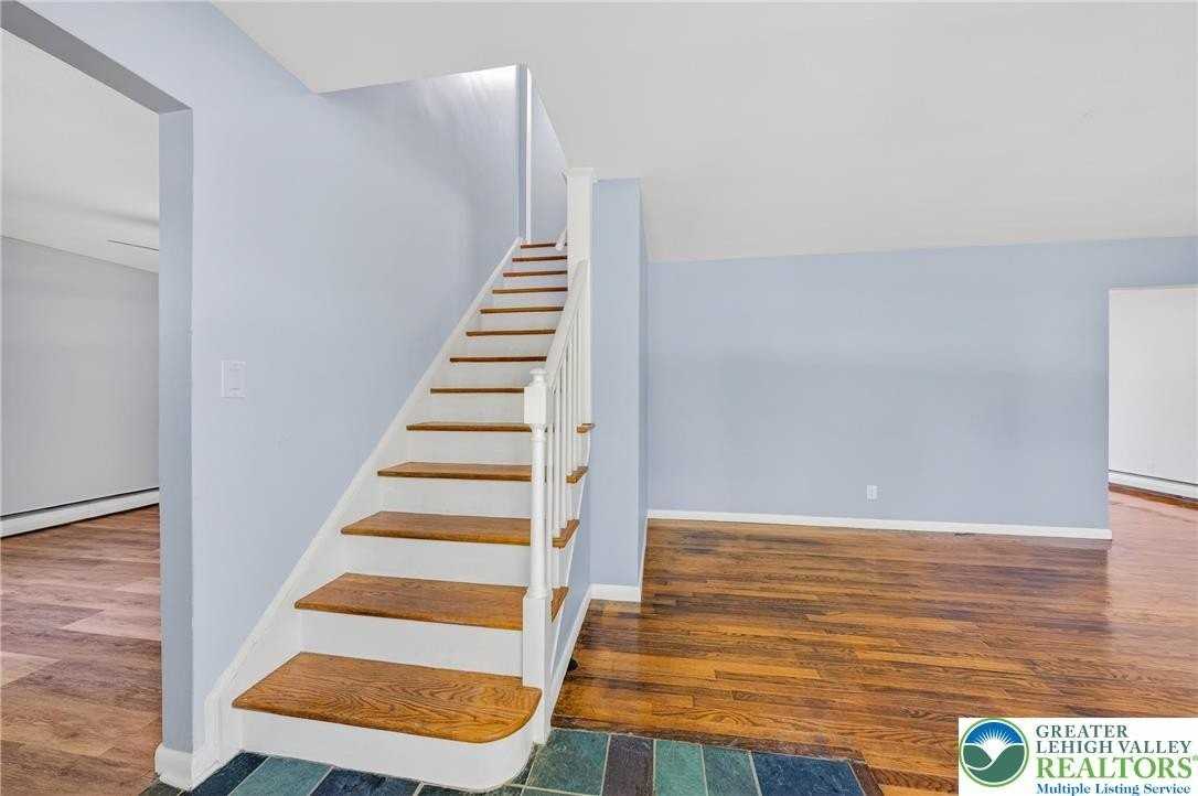 1590 Winthrop Ave - Photo 4 of 31