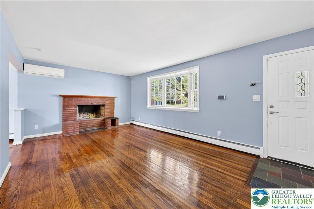 1590 Winthrop Ave - Photo 5 of 31