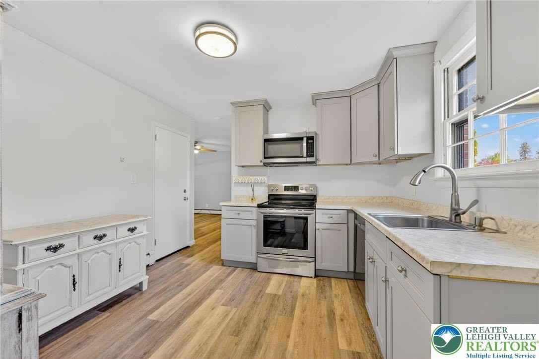 1590 Winthrop Ave - Photo 7 of 31