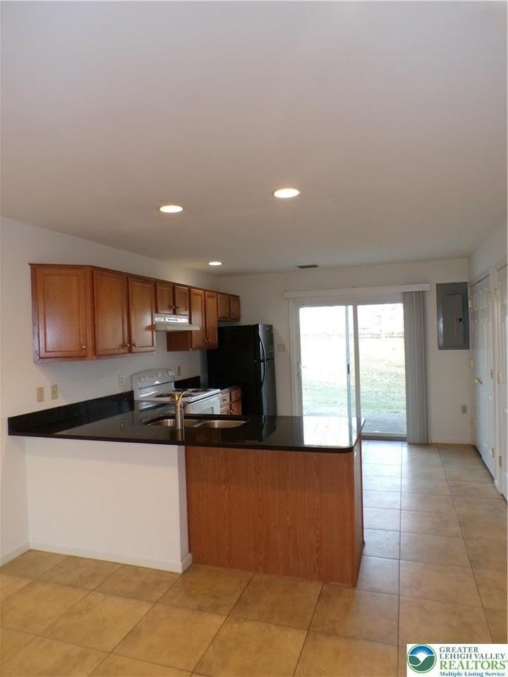 1013 Devonshire Rd - Photo 4 of 16