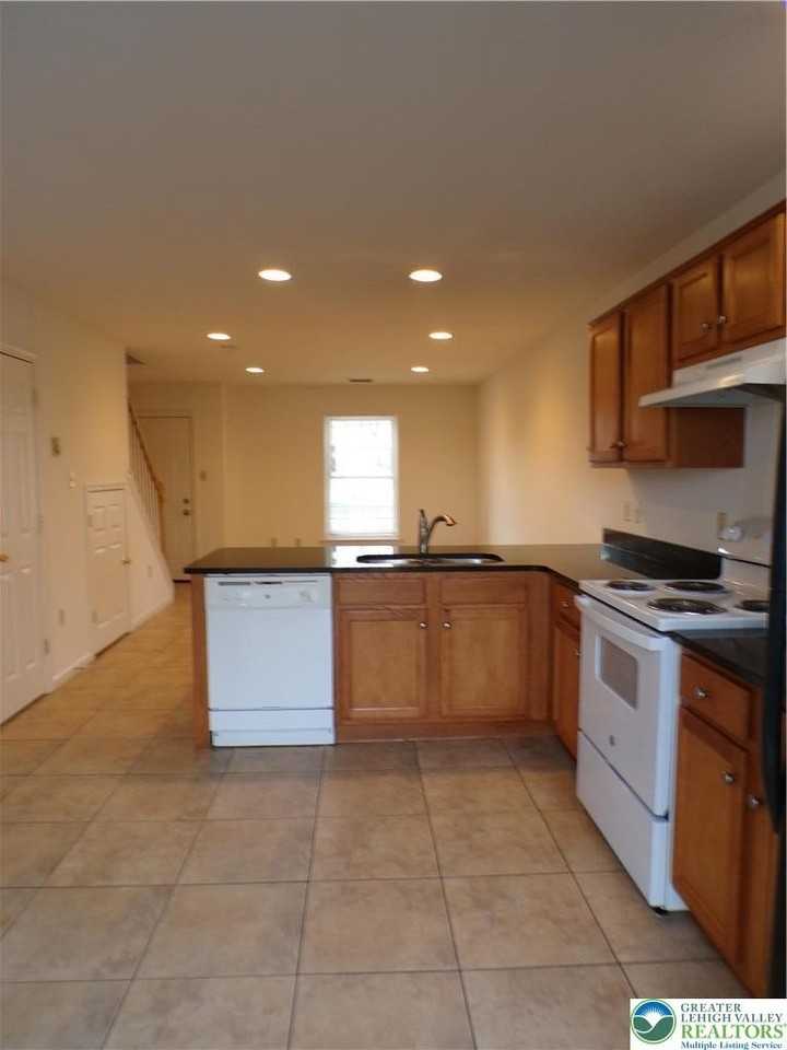 1013 Devonshire Rd - Photo 5 of 16