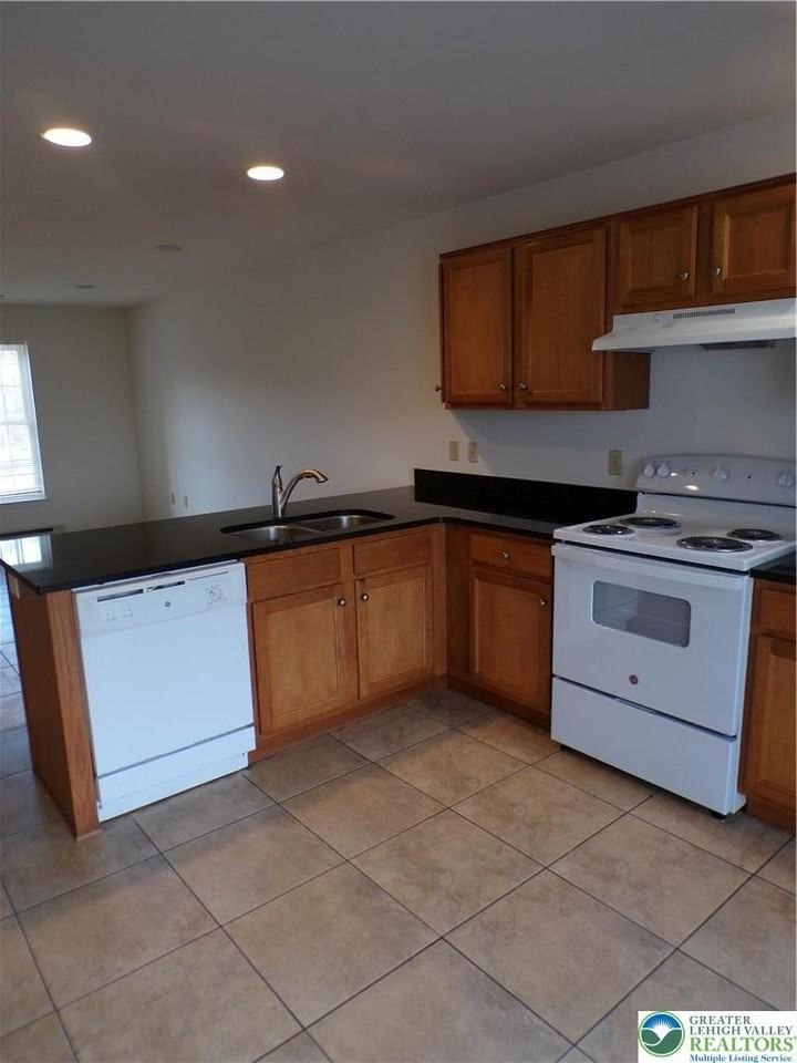 1013 Devonshire Rd - Photo 6 of 16
