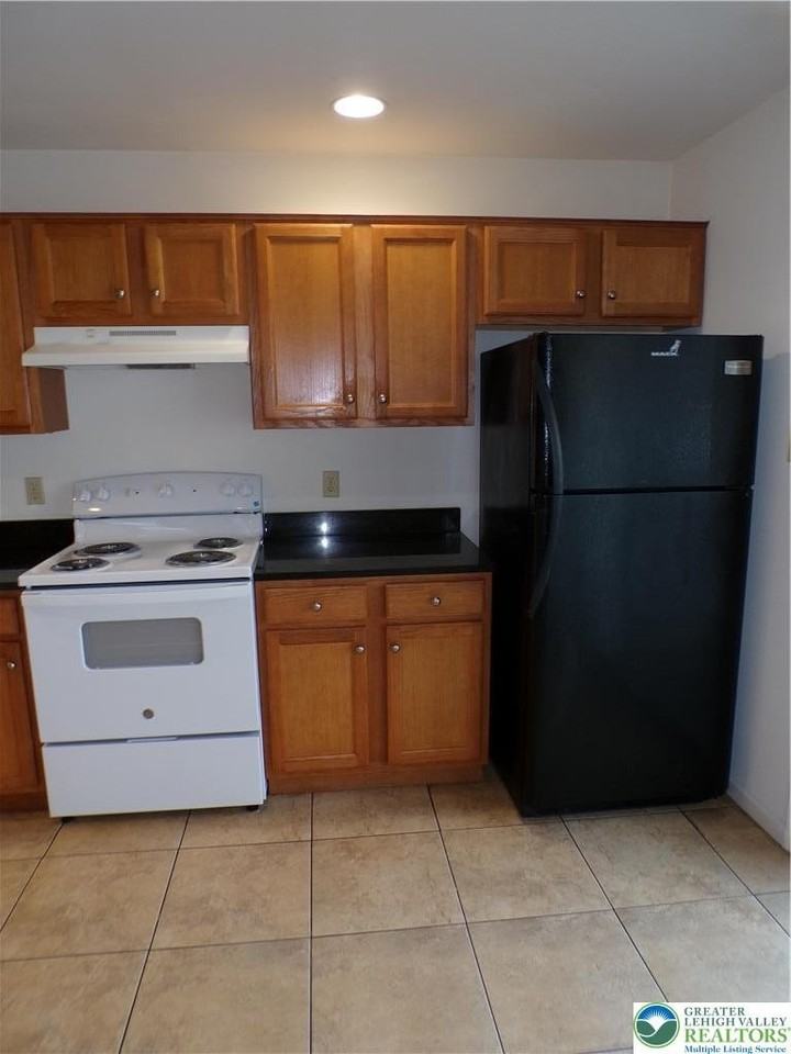 1013 Devonshire Rd - Photo 7 of 16