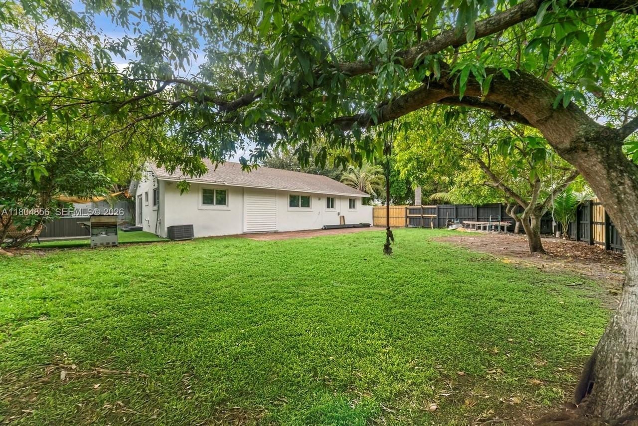 1631 N 29th Ct - Photo 3 of 37