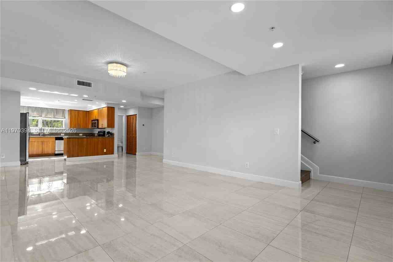 621 Ne 8th Ave #1A - Photo 2 of 50