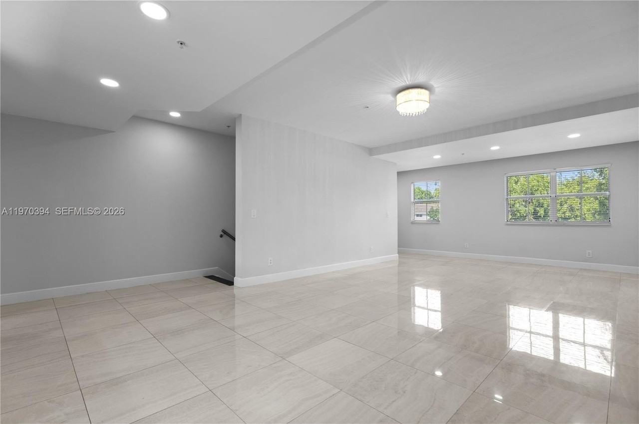 621 Ne 8th Ave #1A - Photo 6 of 50